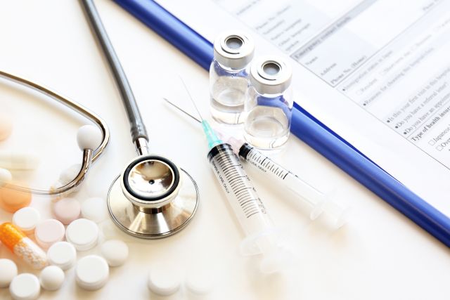 注射器や聴診器、薬など